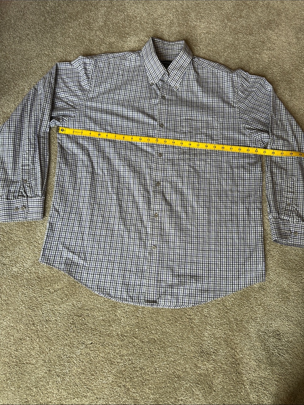 Van Heusen Men’s Check Dress Shirt in excellent condition. Size L